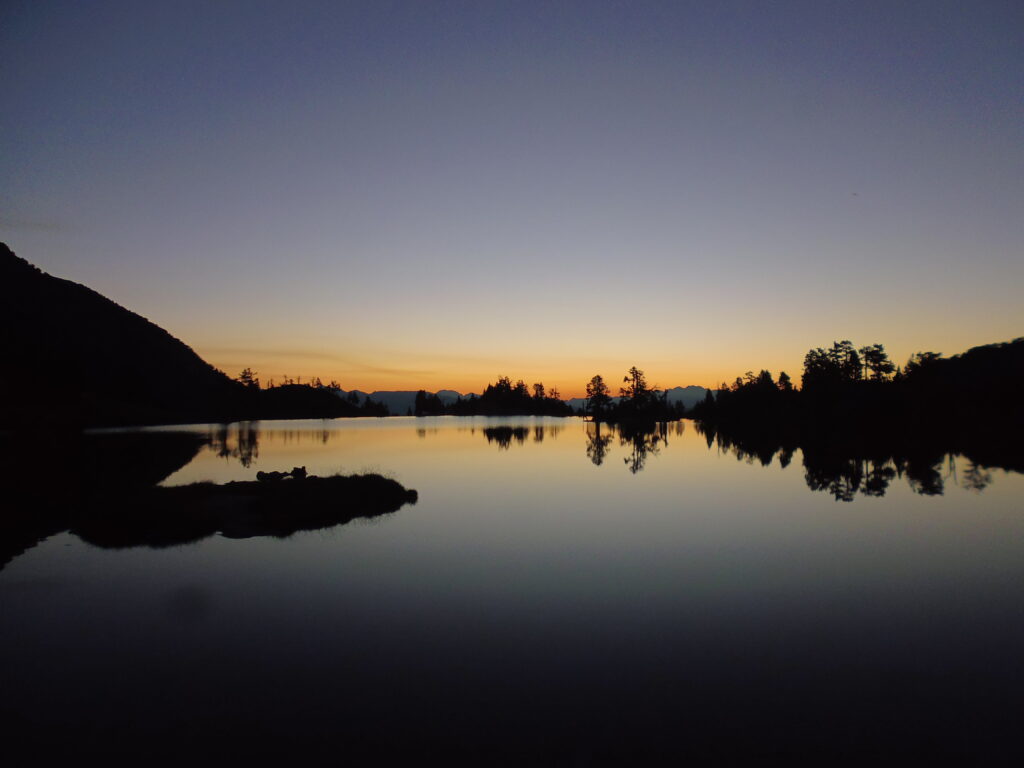 Amanecer sobre el estany Tort de Peguera, desde el ref, JMBlanch